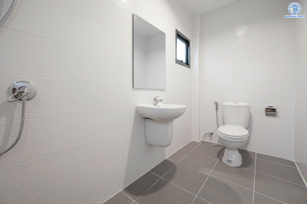 บ้านมือสองตกแต่งใหม่ โครงการ บุรีรมย์ วัดพระเงิน เนื้อที่ 36.3 ตร.ว. ฟังก์ชัน 3 ห้องนอน 2 ห้องน้ำ 1 ที่จอดรถ พื้นที่ใช้สอยกว้างขวาง เดินทางสะดวกสบาย บนทำเลเชื่อมต่อถนนกาญจนาภิเษก ใกล้เซ็นทรัลเวสต์เกต โครงการรถไฟฟ้าสายสีม่วง "สถานีตลาดบางใหญ่" และทางด่วน "ศรีรัช"